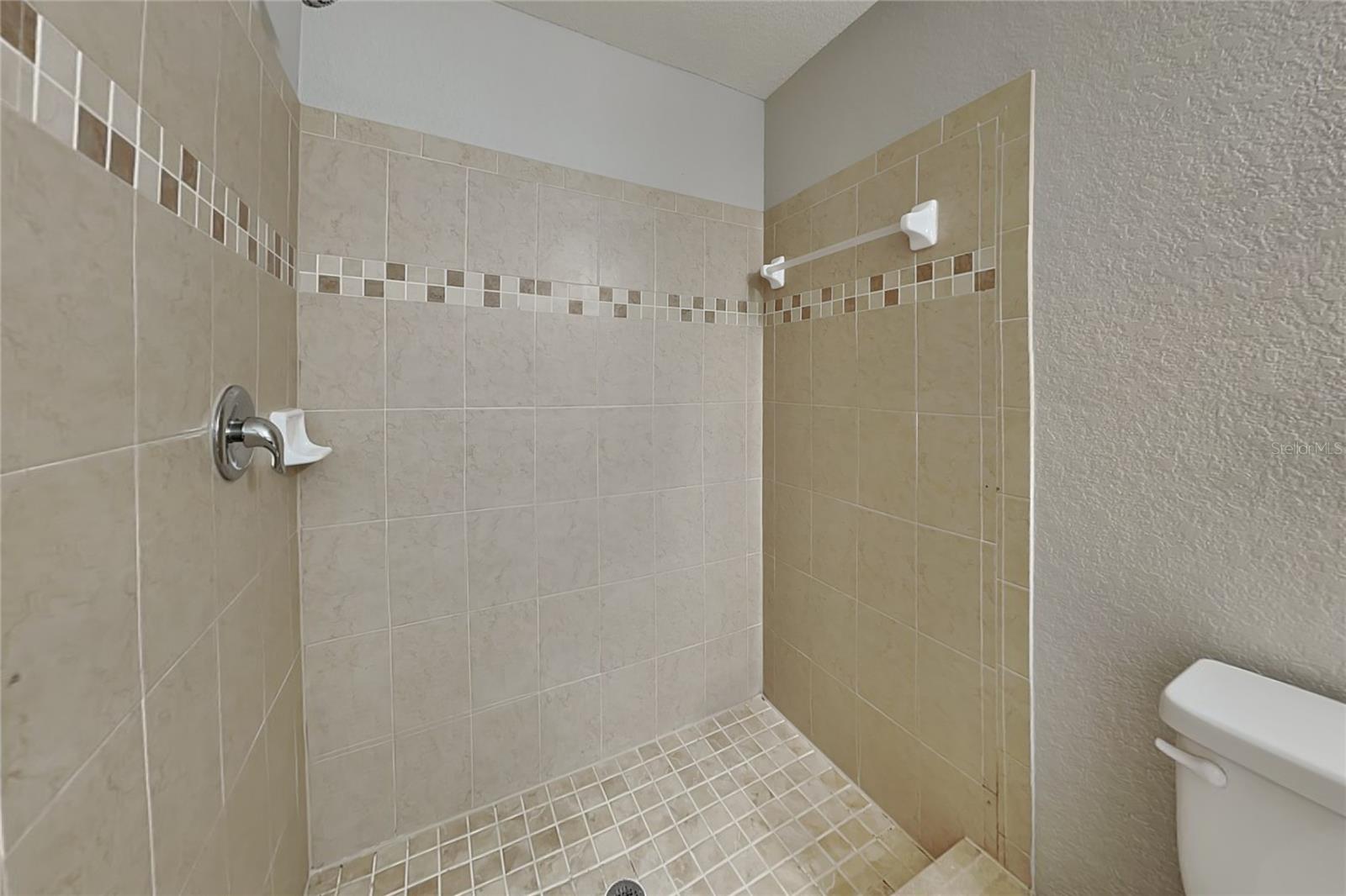O6444429 Property Photo 12