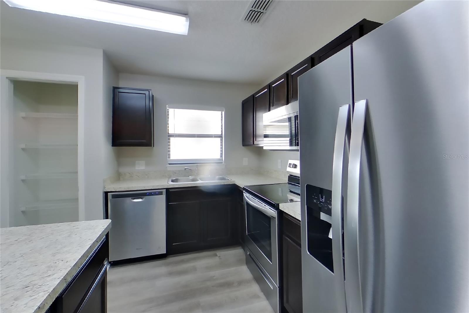 O6444431 Property Photo 6