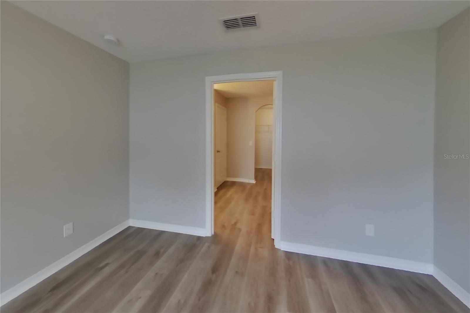 O6444431 Property Photo 8