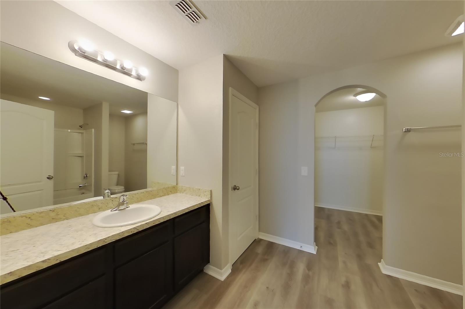 O6444431 Property Photo 15
