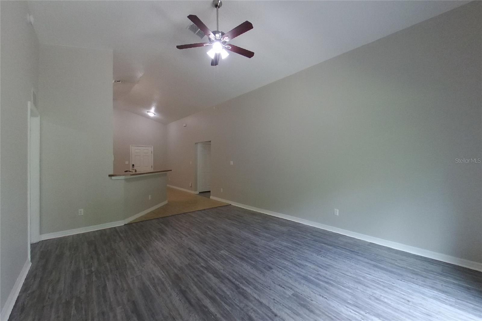 O6444435 Property Photo 2