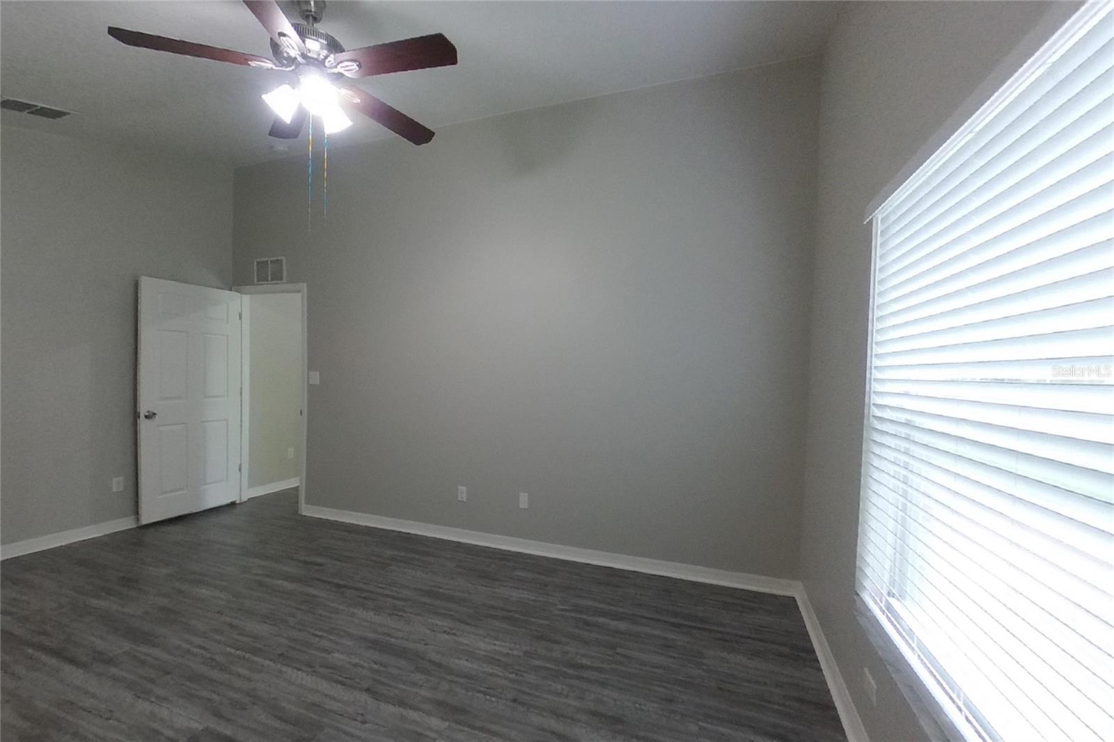O6444435 Property Photo 6