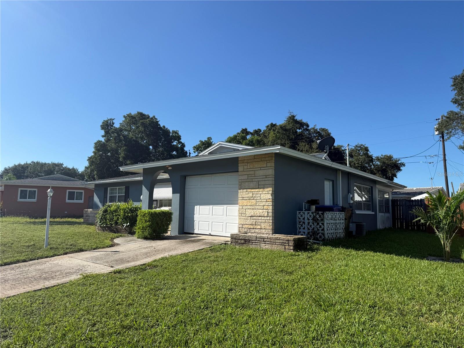 568 Hillcrest Dr Property Photo 2