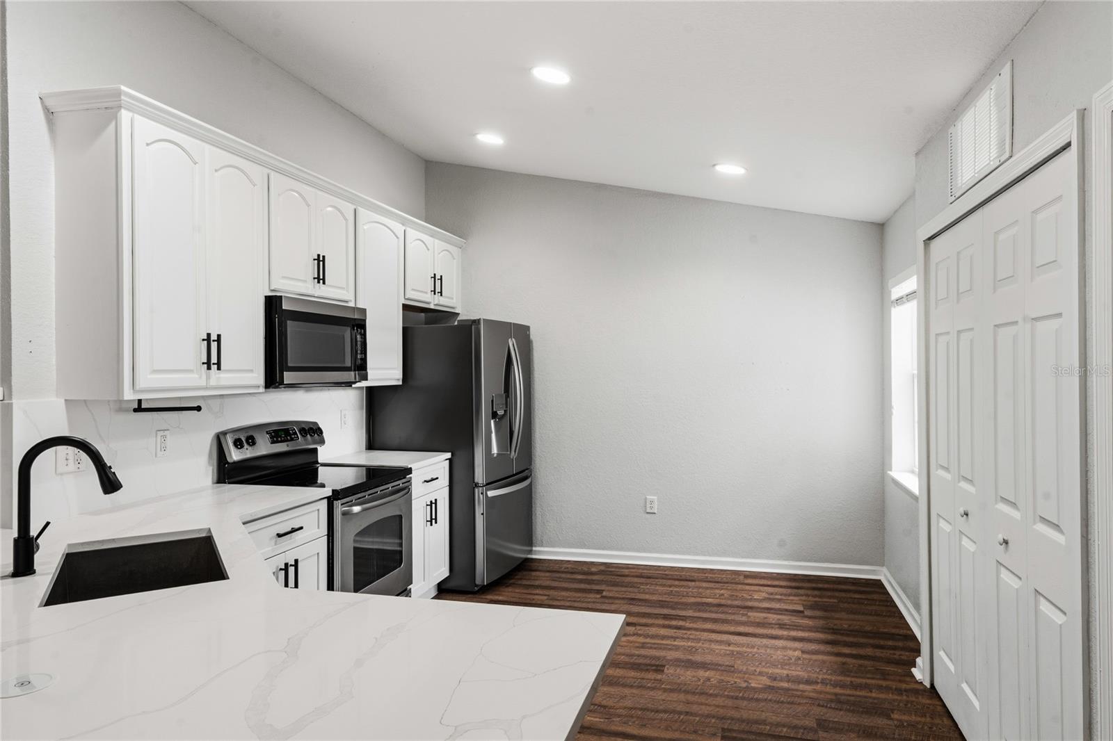 417 Hilgard Cv #. Property Photo 12