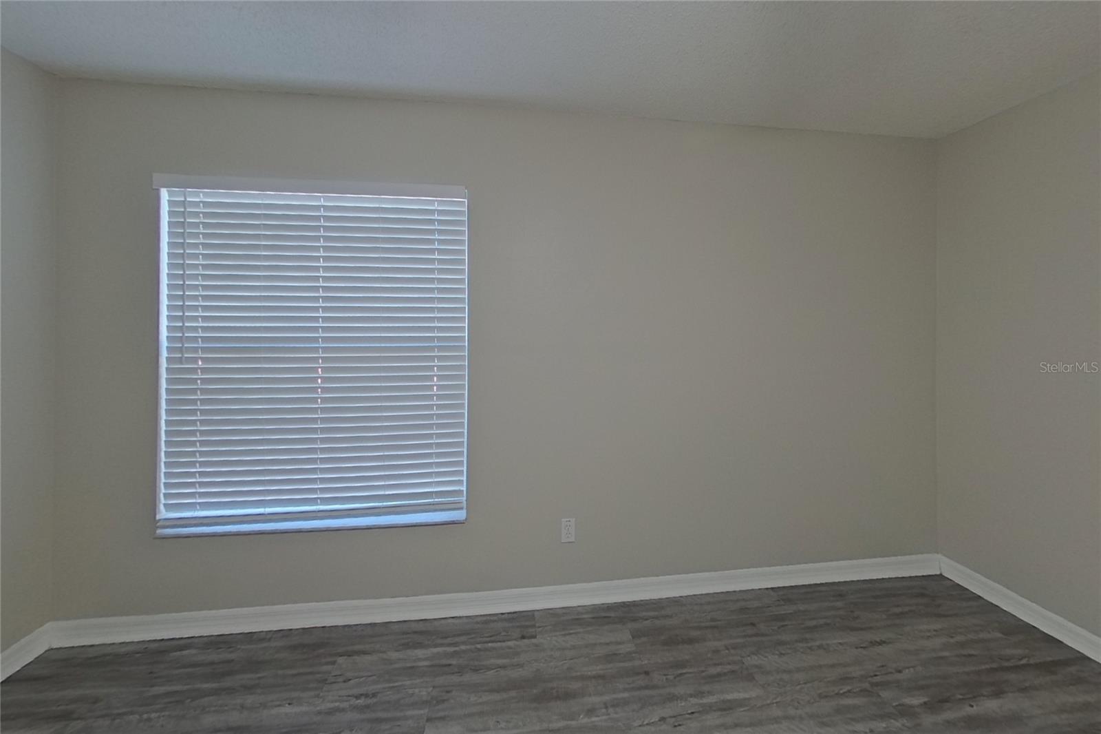 O6444480 Property Photo 6