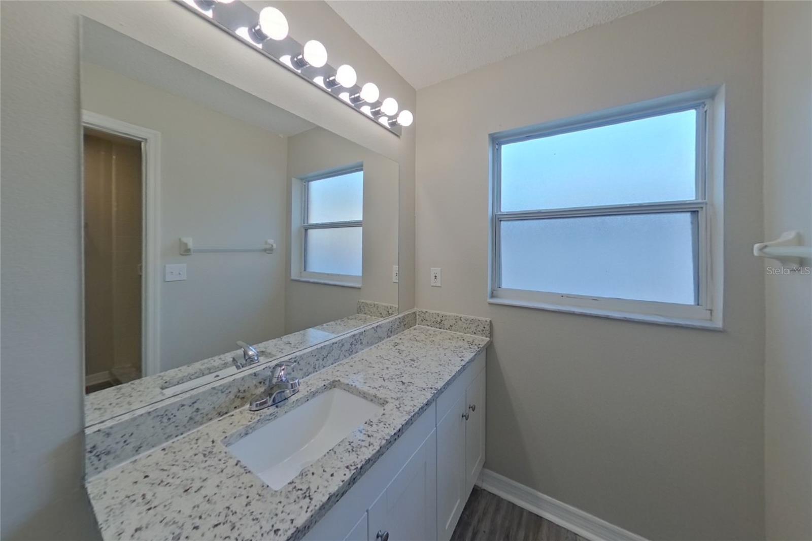 O6444480 Property Photo 8