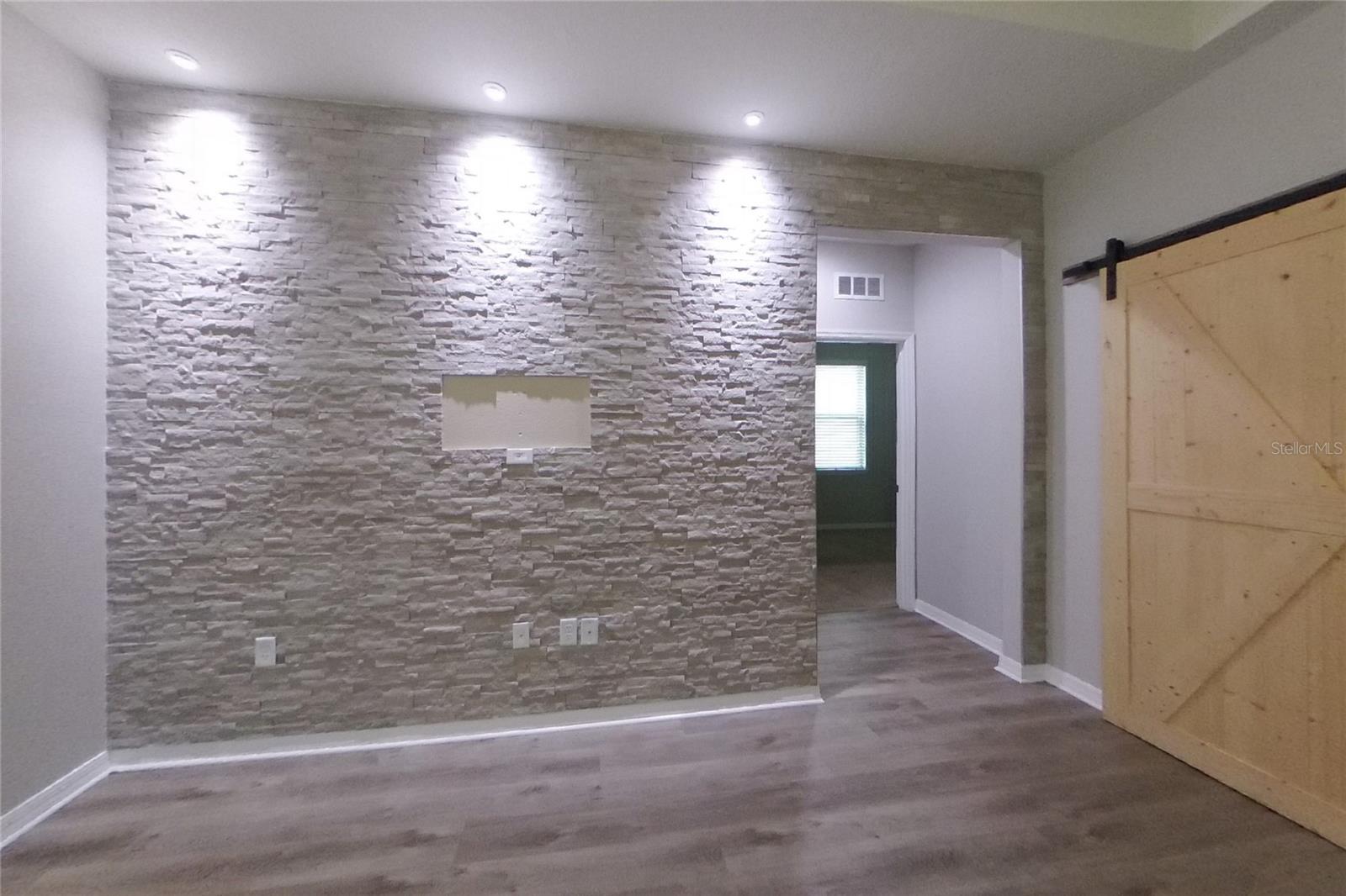 O6444489 Property Photo 2