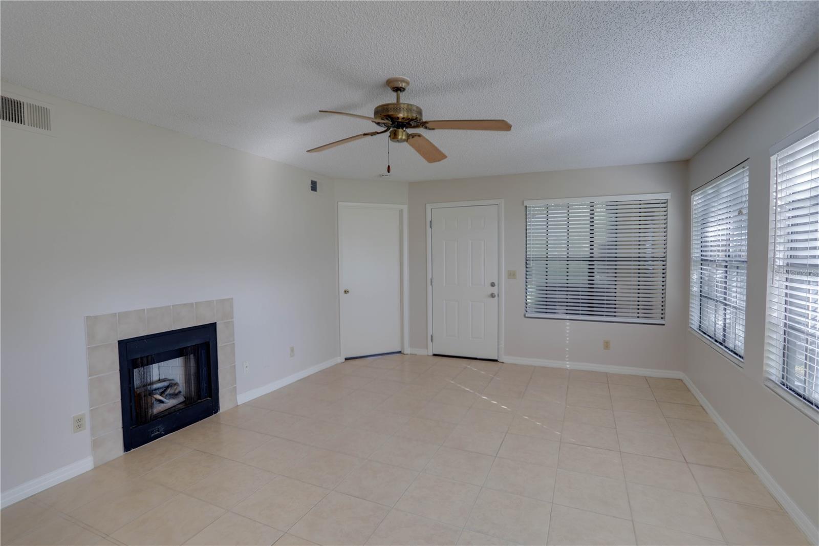 385 Woodside Dr #101 Property Photo 4