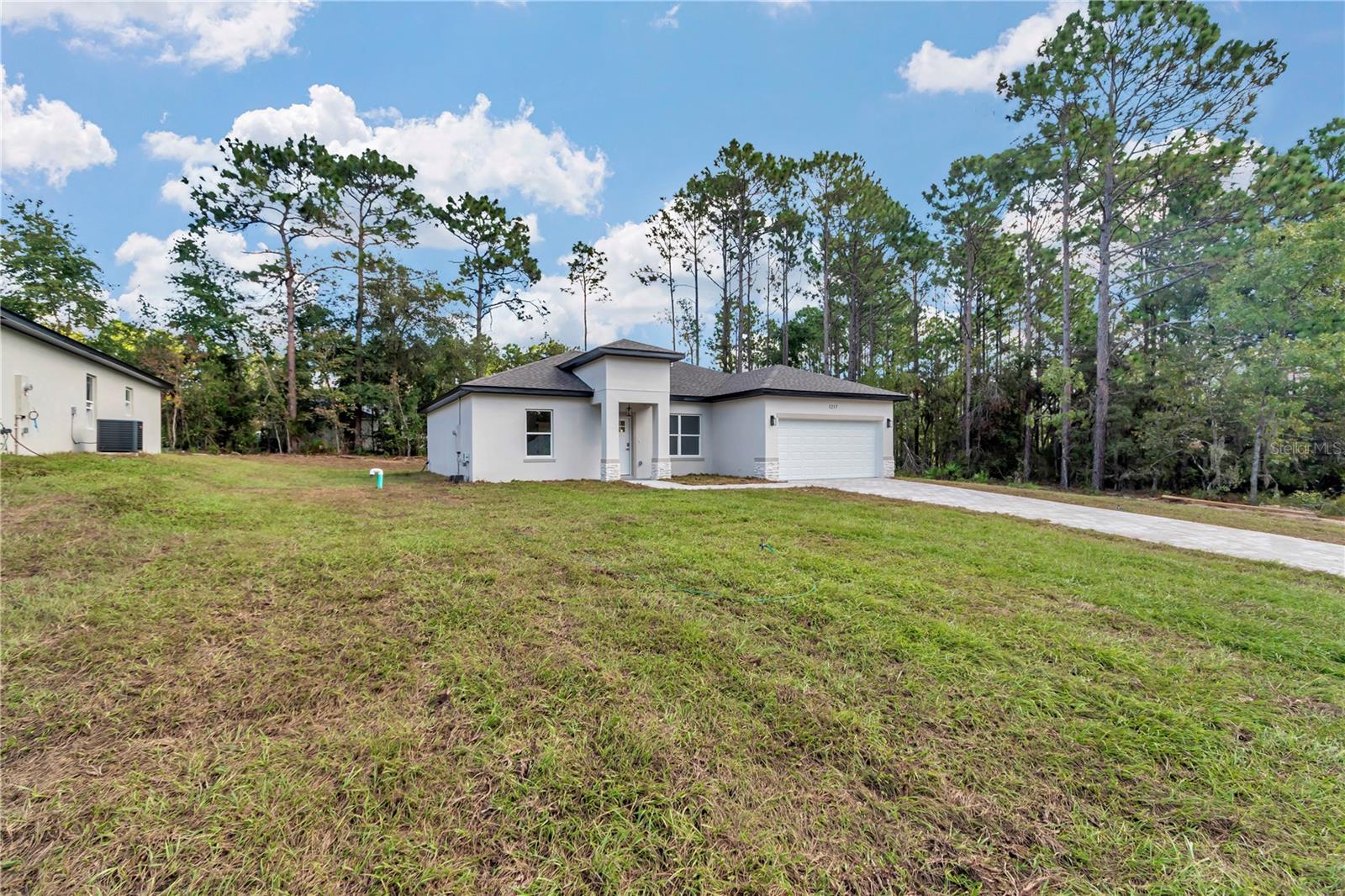 1217 W Fan Dr Property Photo 4