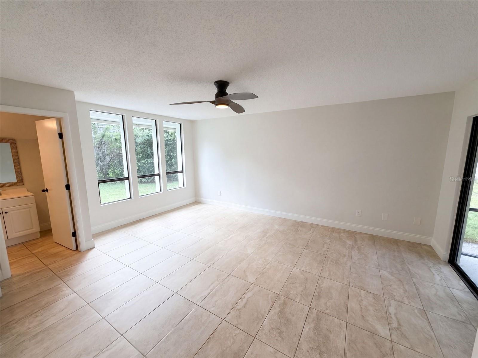 9805 Heaton Ct Property Photo 4