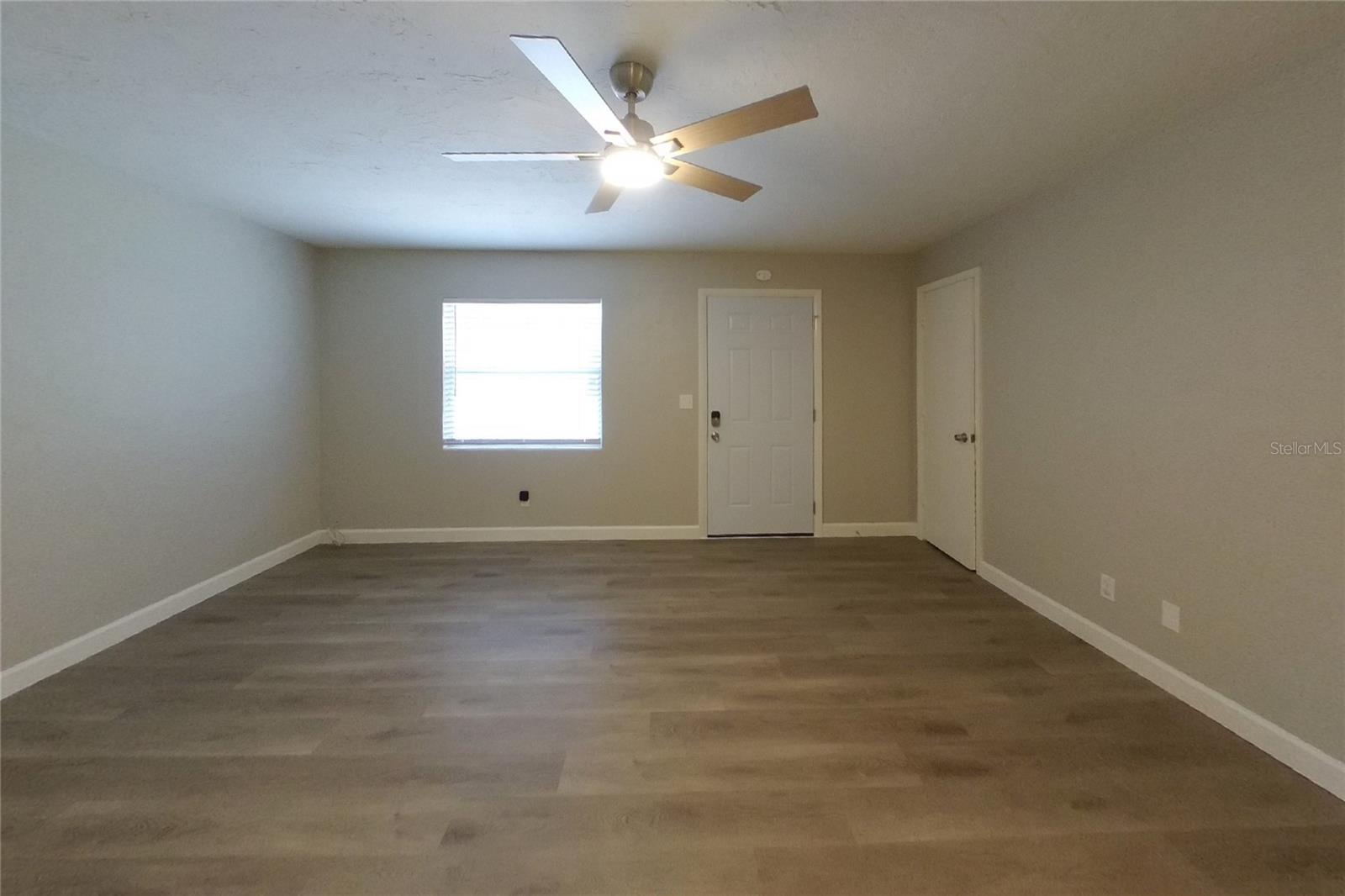 O6444761 Property Photo 2