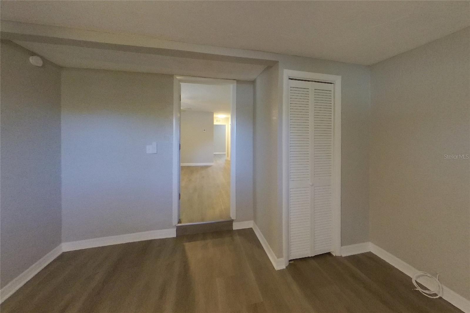 O6444761 Property Photo 6