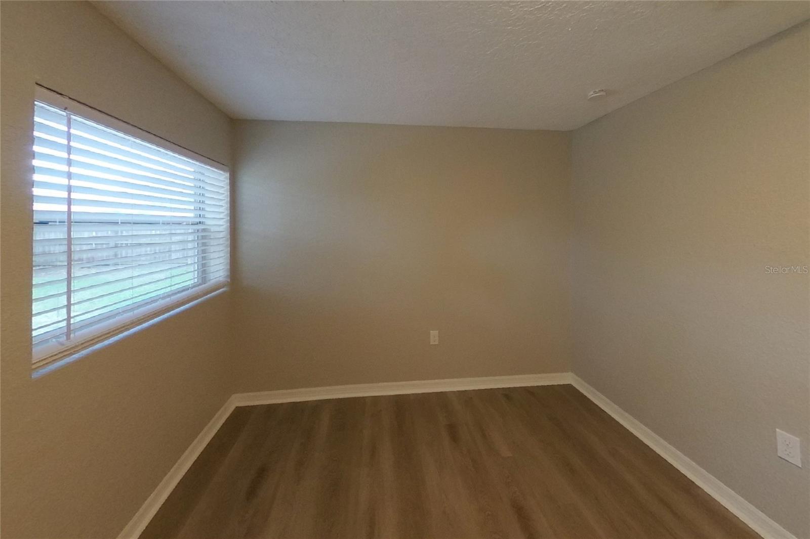 O6444761 Property Photo 10