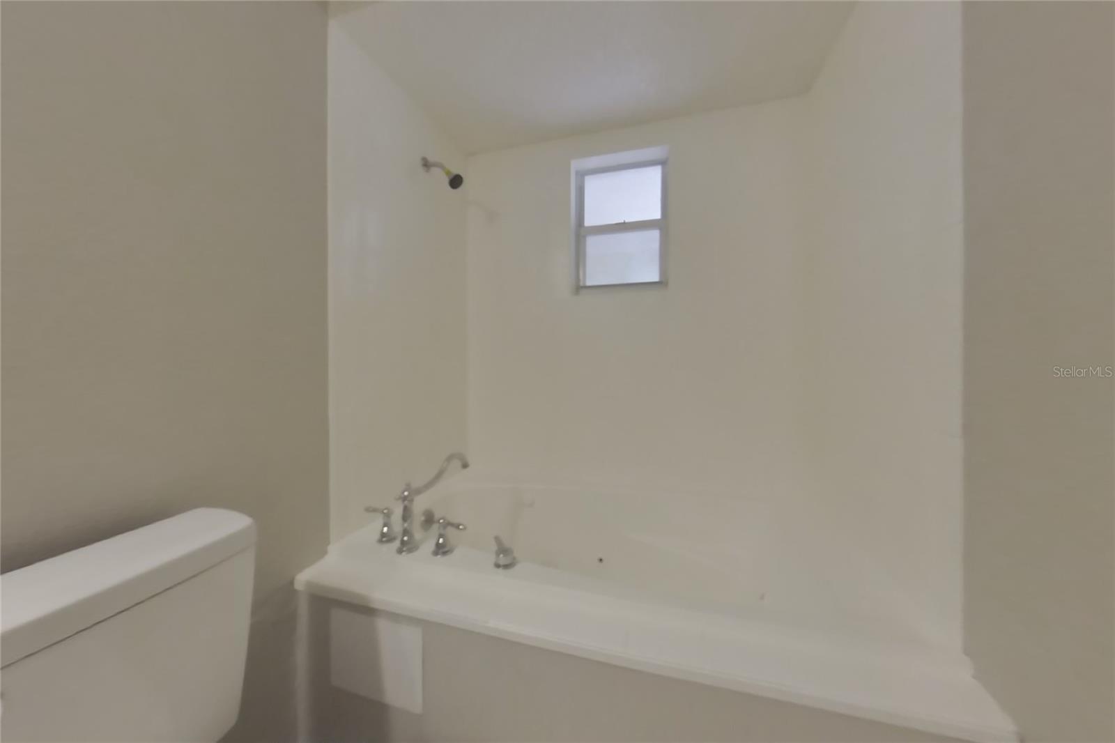 O6444770 Property Photo 14