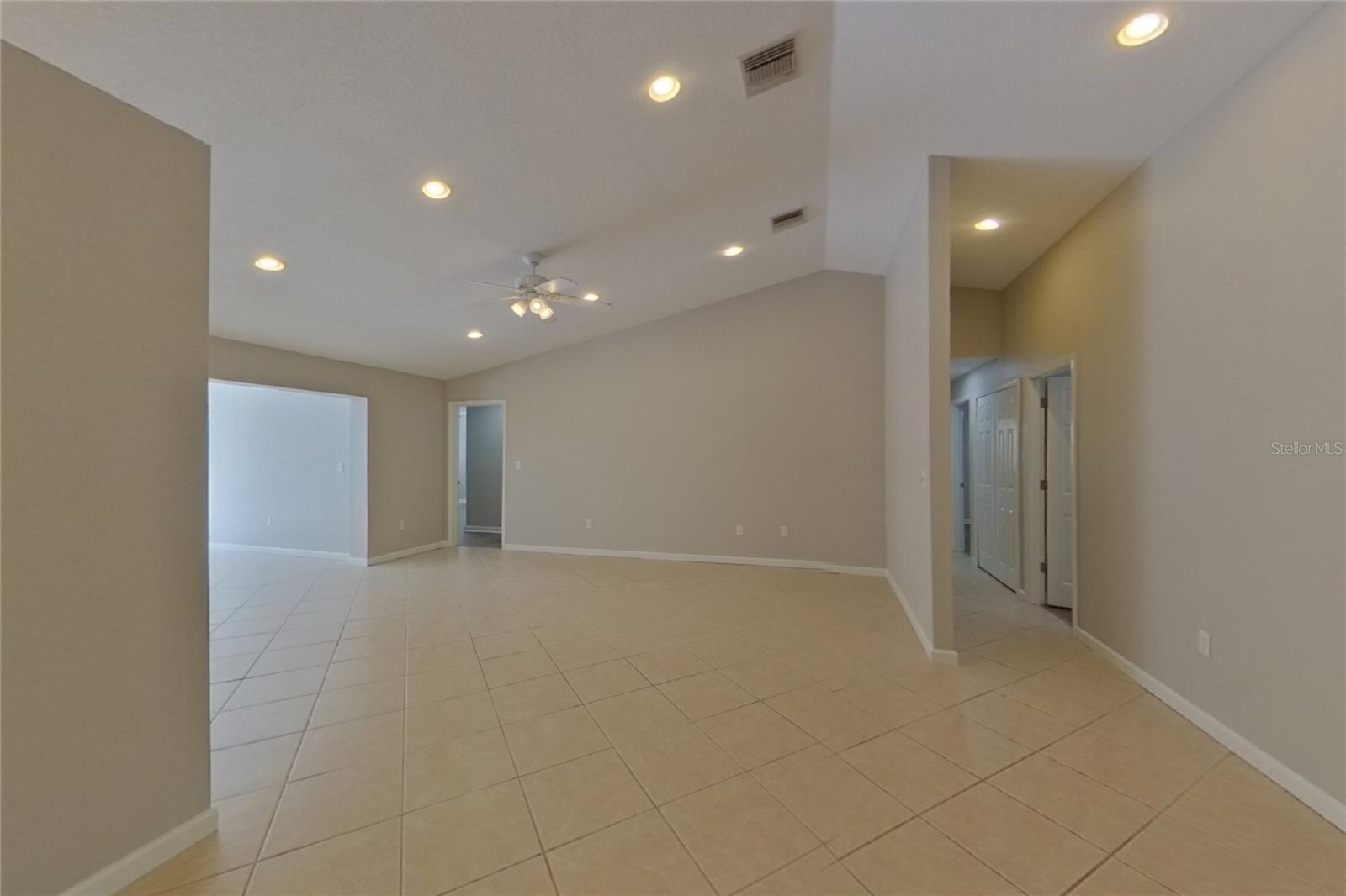 O6444780 Property Photo 4