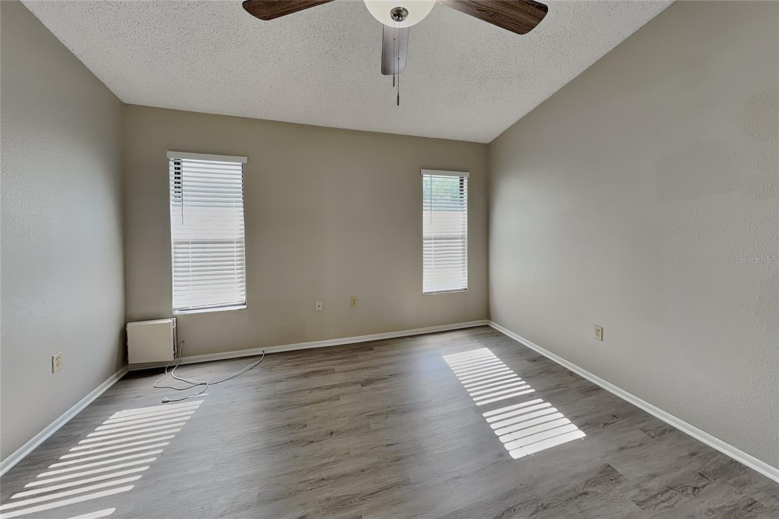O6444787 Property Photo 3