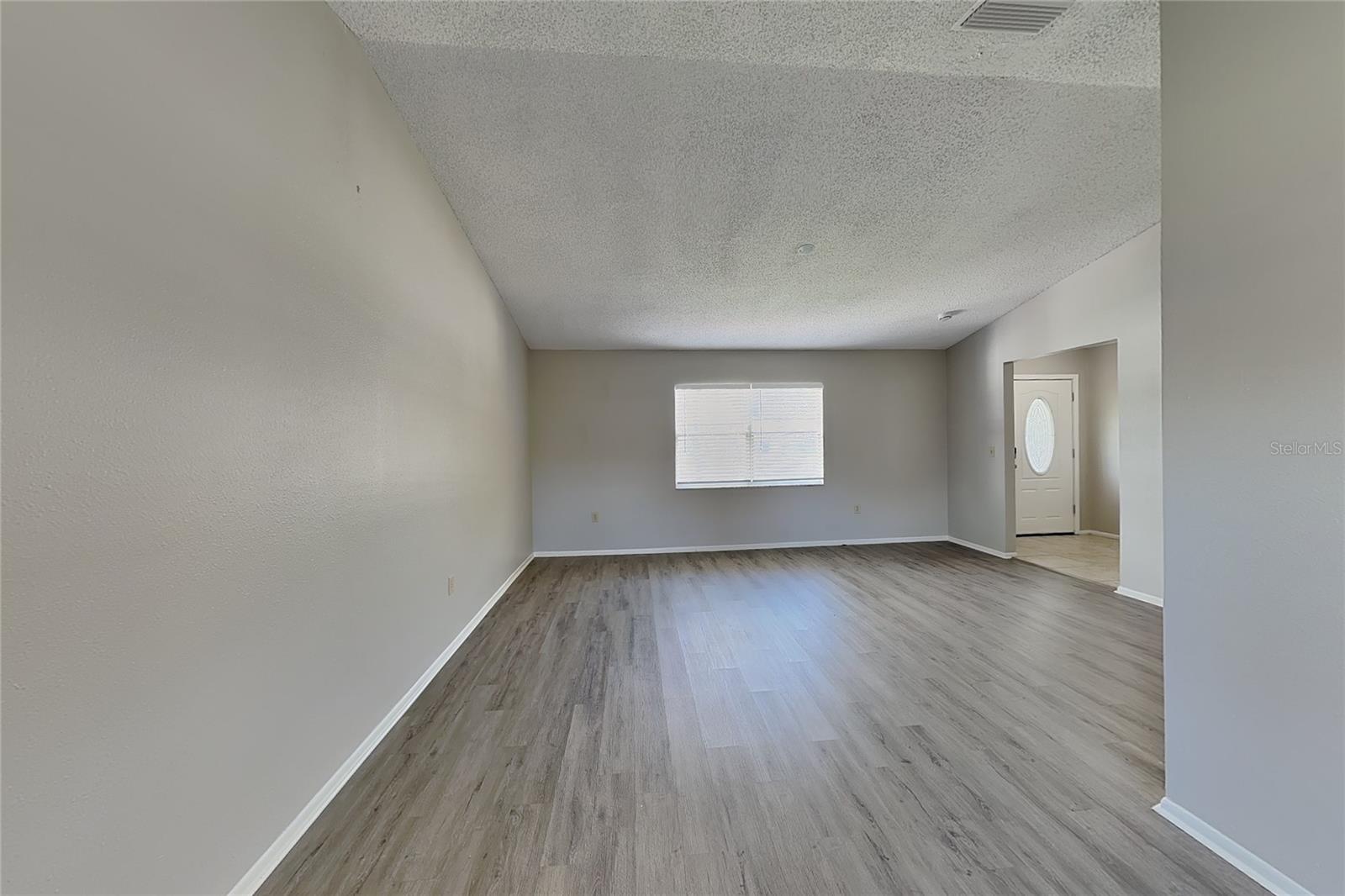 O6444787 Property Photo 4