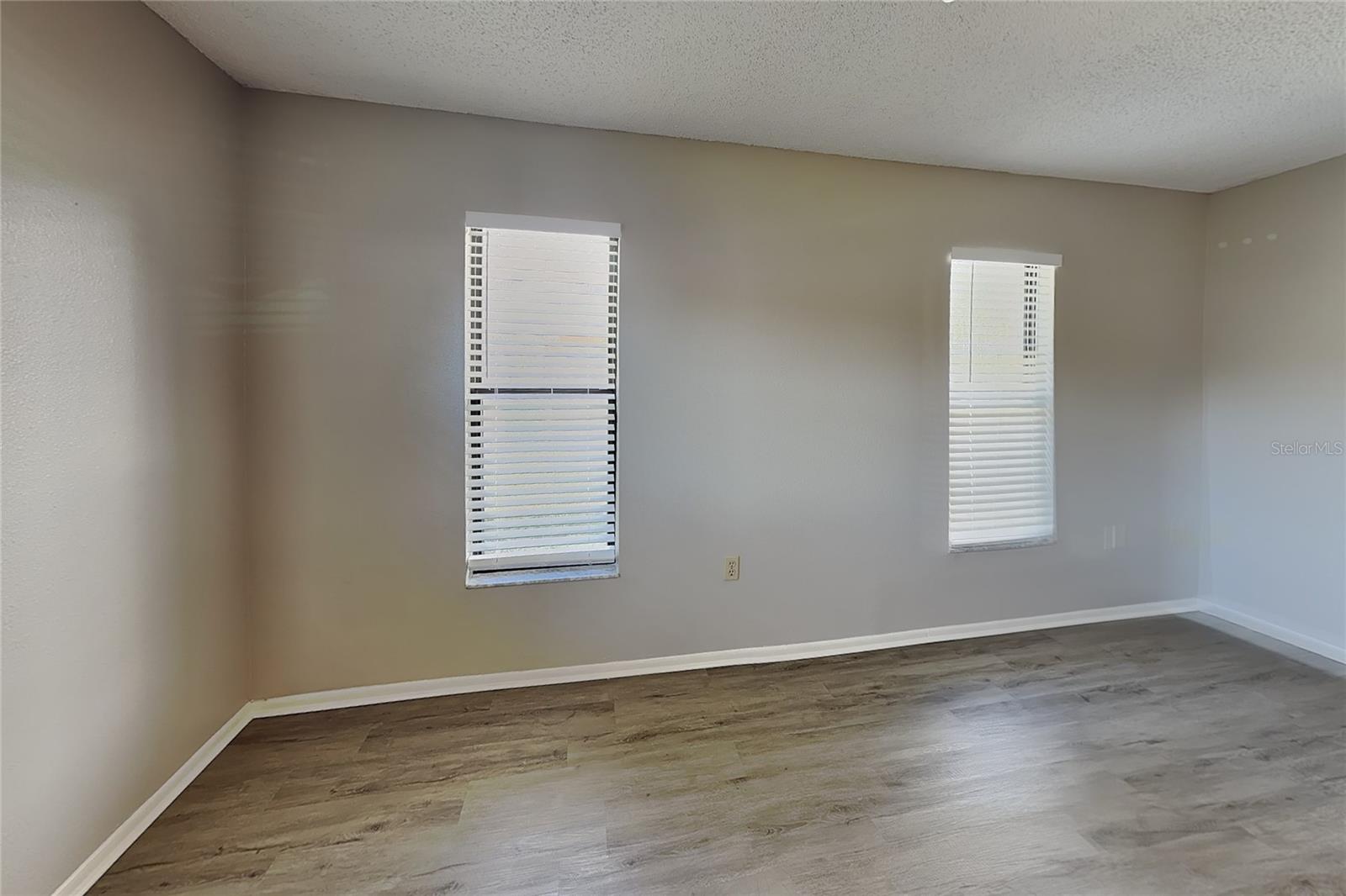 O6444787 Property Photo 8