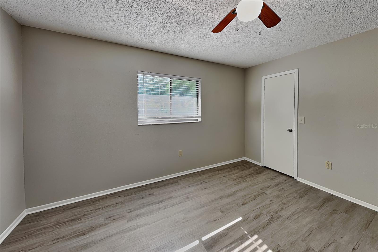 O6444787 Property Photo 12
