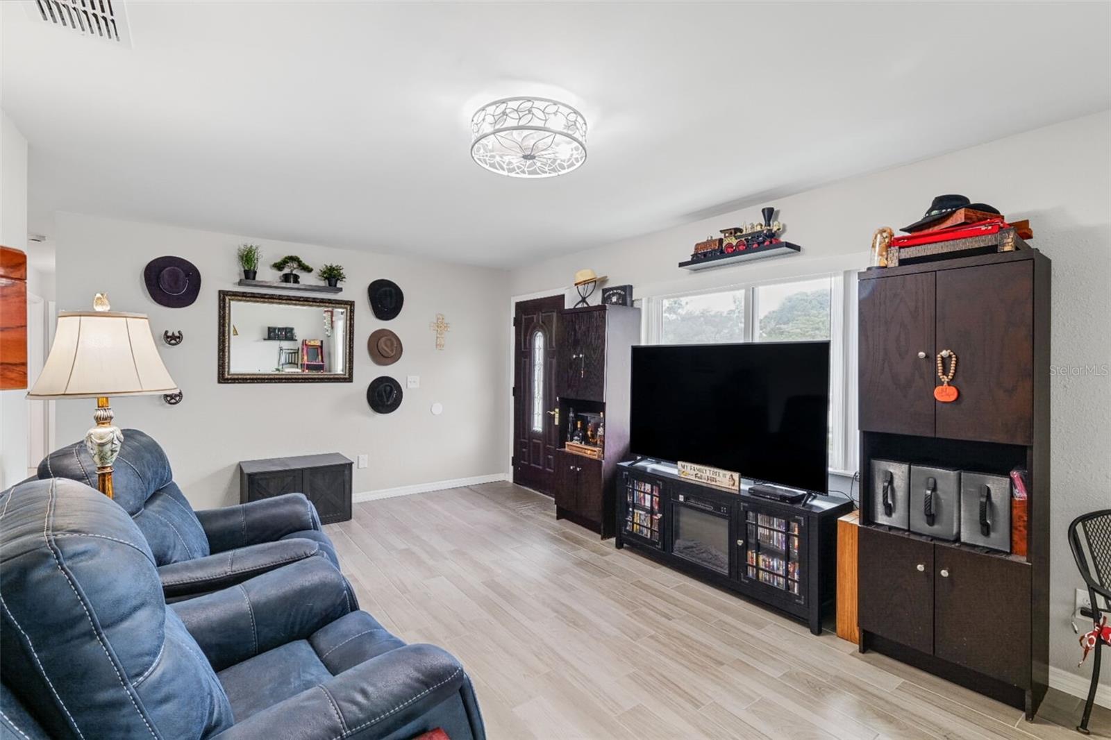 1107 Jerome Way Property Photo 4