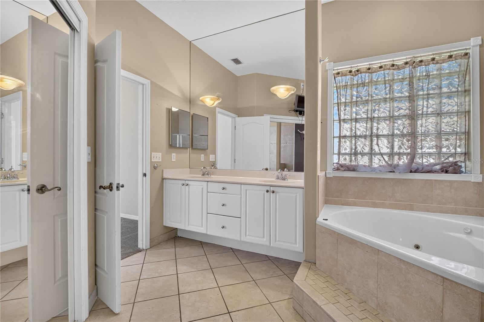 3677 Whisperwood Cir Property Photo 24