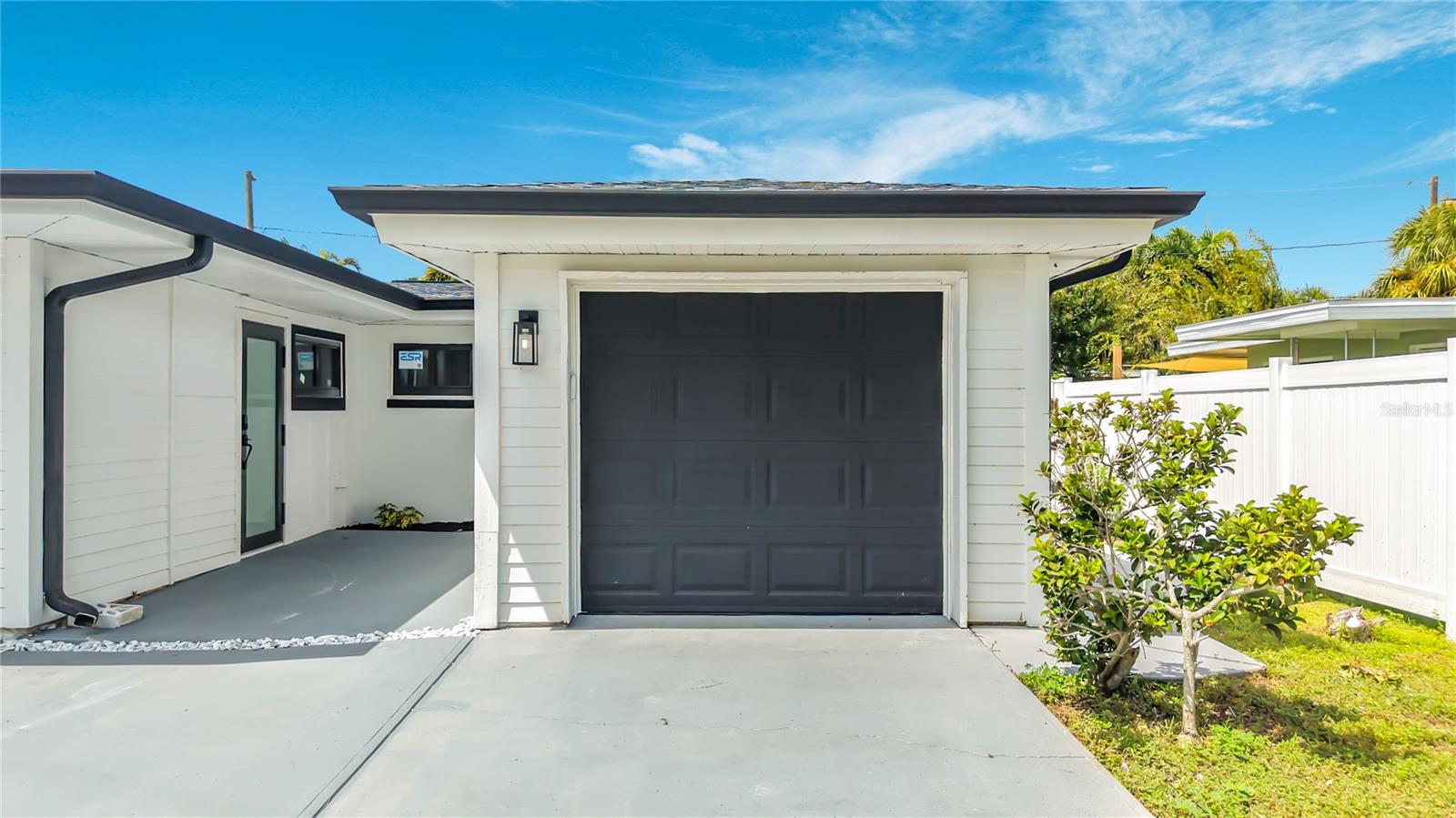 2472 Trade Winds Dr Property Photo 4