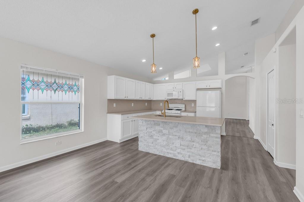 15746 Autumn Glen Ave Property Photo 3