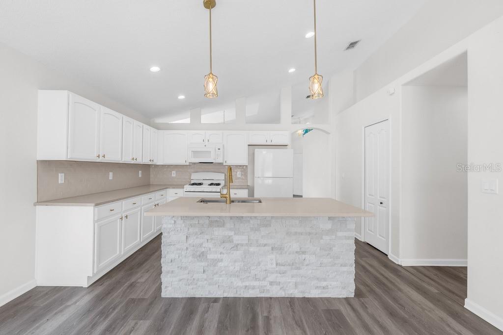 15746 Autumn Glen Ave Property Photo 4
