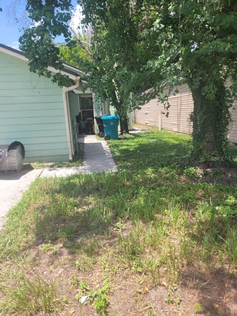 2220 Faxton Ct Property Photo 2
