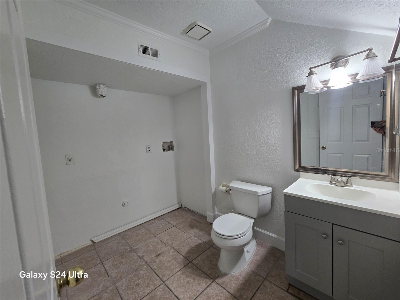 O6445201 Property Photo 24
