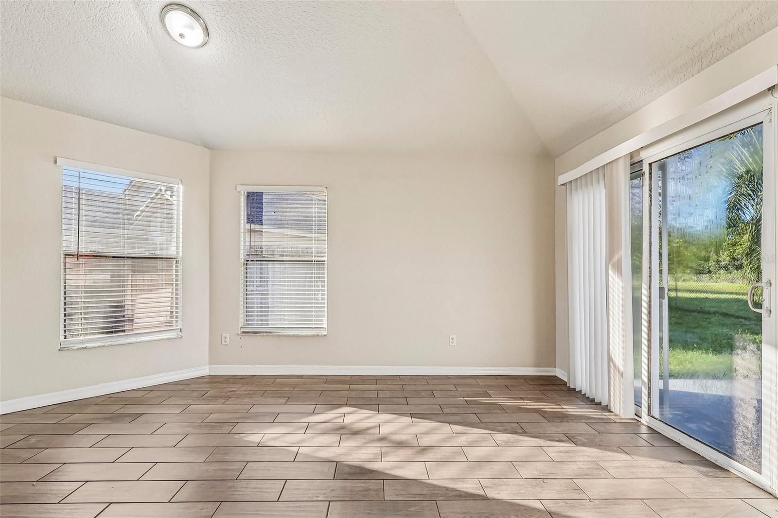 9200 Valencia Palms Dr Property Photo 8