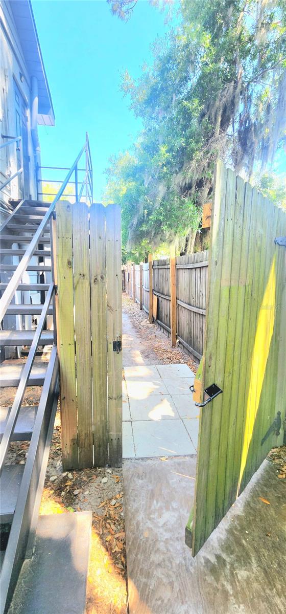 301 Se Avenue B #4 Property Photo 2