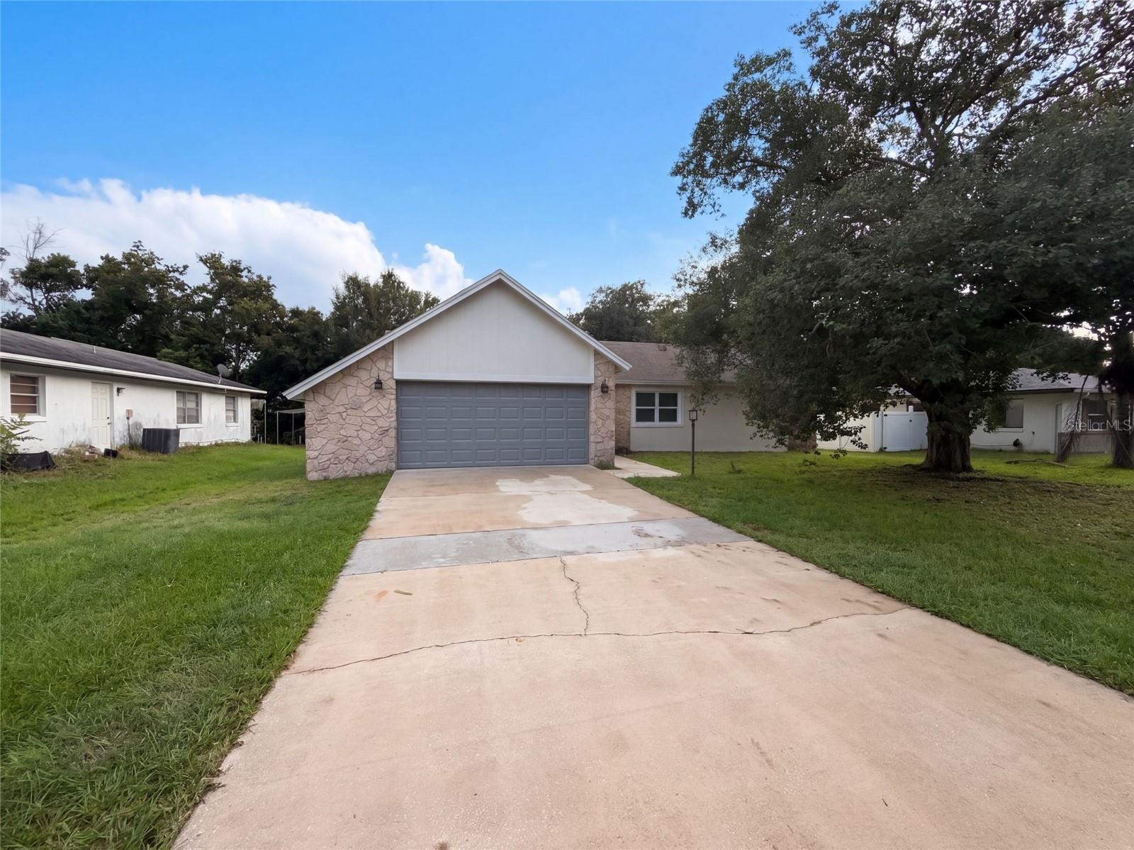 881 Vicksburg St Property Photo 1