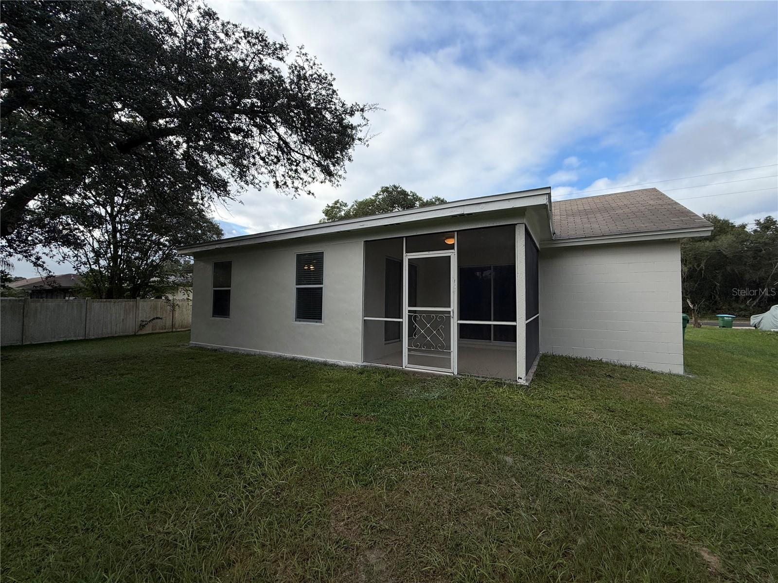 881 Vicksburg St Property Photo 5