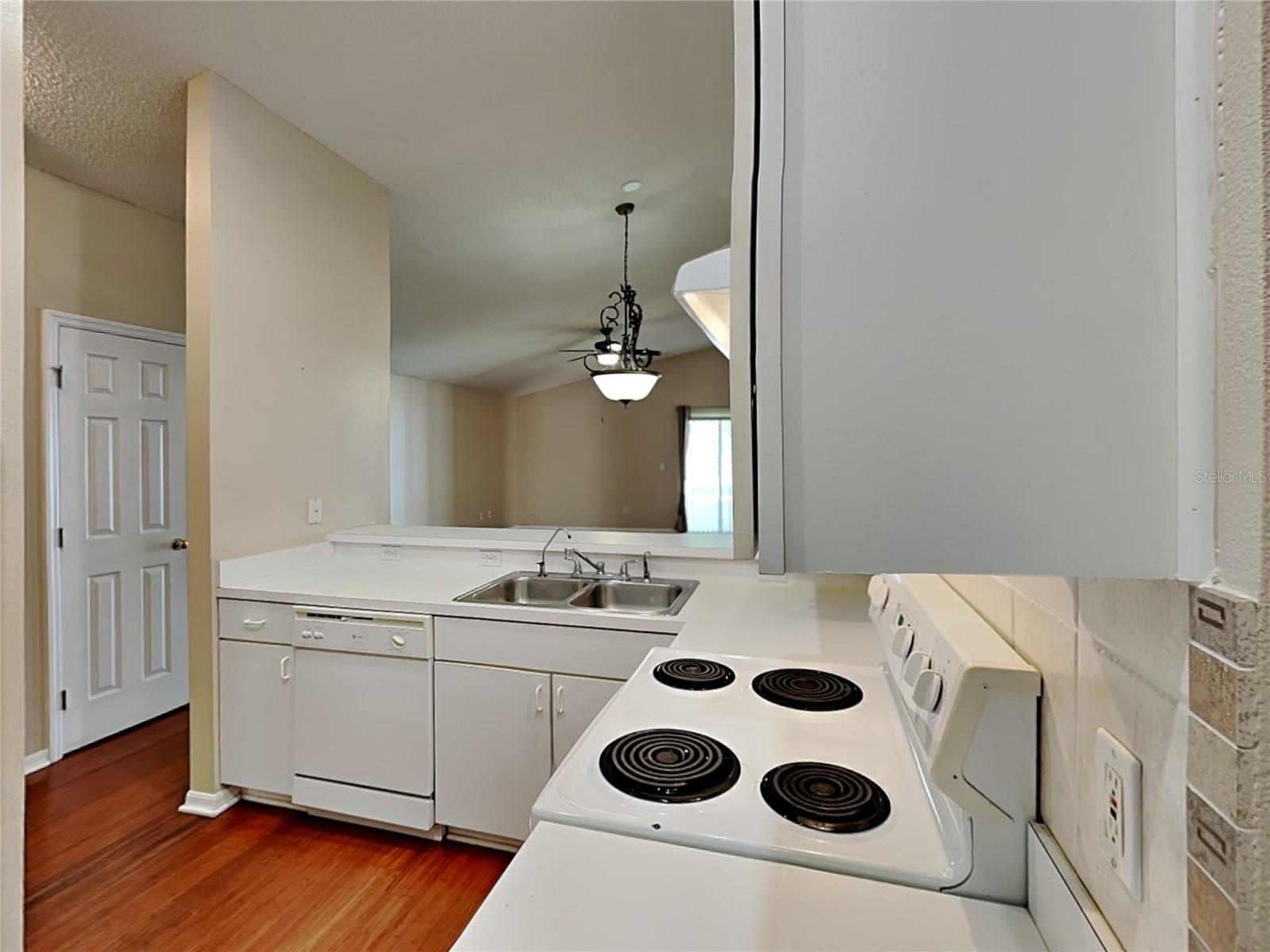 1938 Sherbourne St Property Photo 4