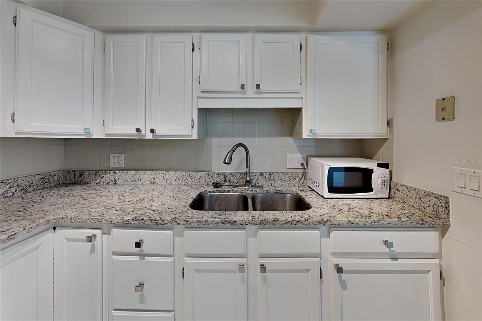 310 Cherokee Ct #b Property Photo 6