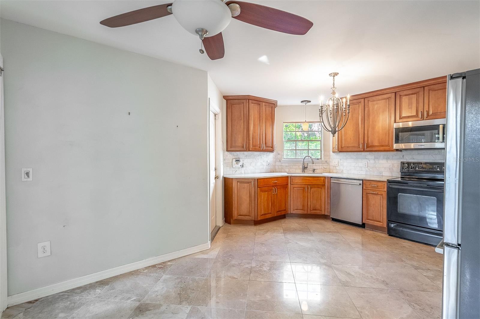 472 Mayfair Cir Property Photo 12
