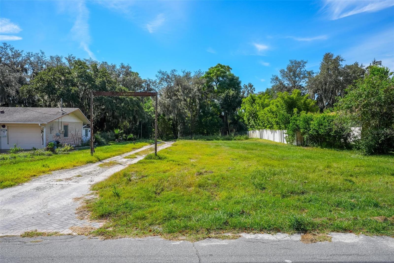 696 N Sunset Dr Property Photo 4