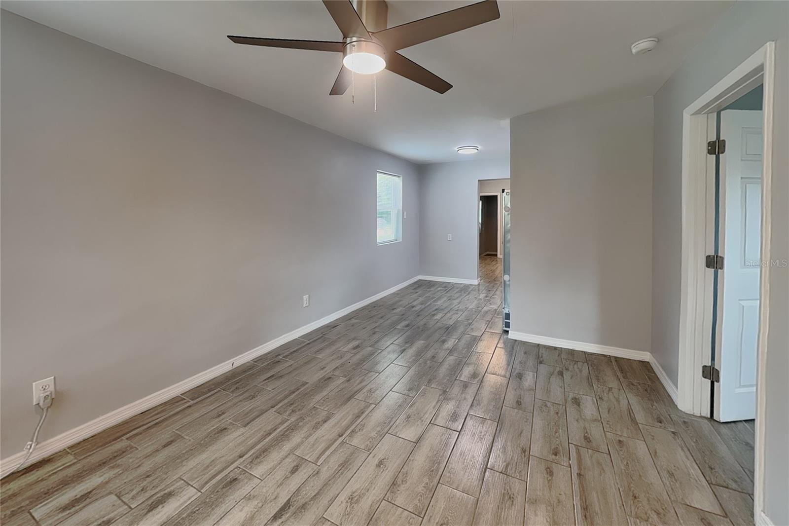 O6445812 Property Photo 2
