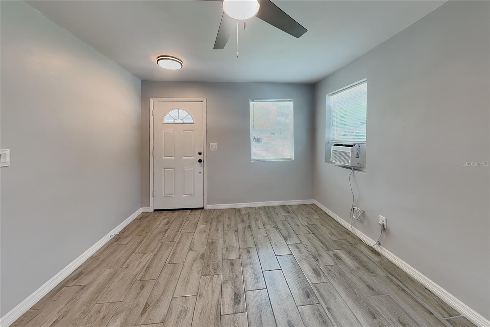 O6445812 Property Photo 3
