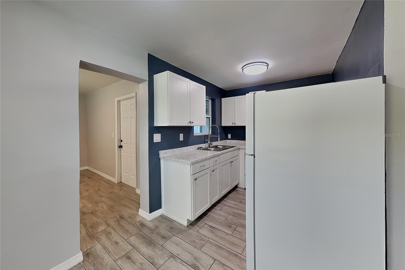 O6445812 Property Photo 5