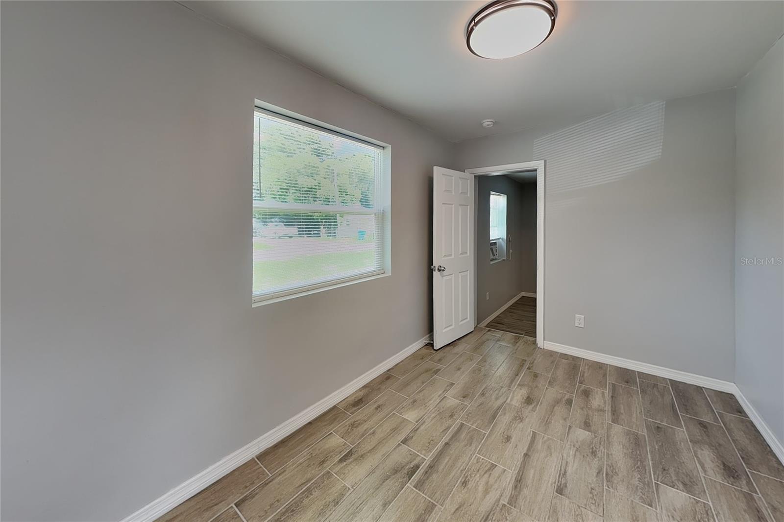O6445812 Property Photo 7