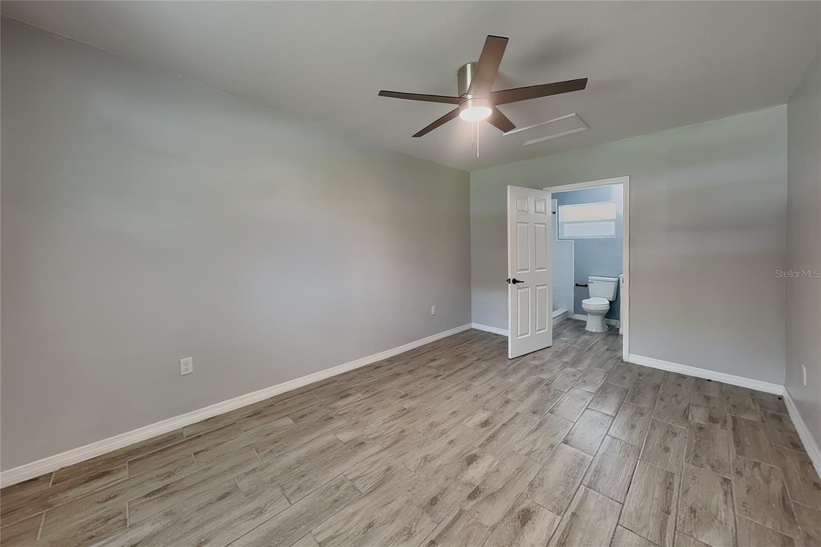 O6445812 Property Photo 8