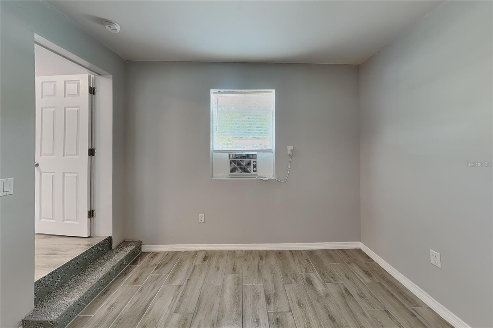 O6445812 Property Photo 9