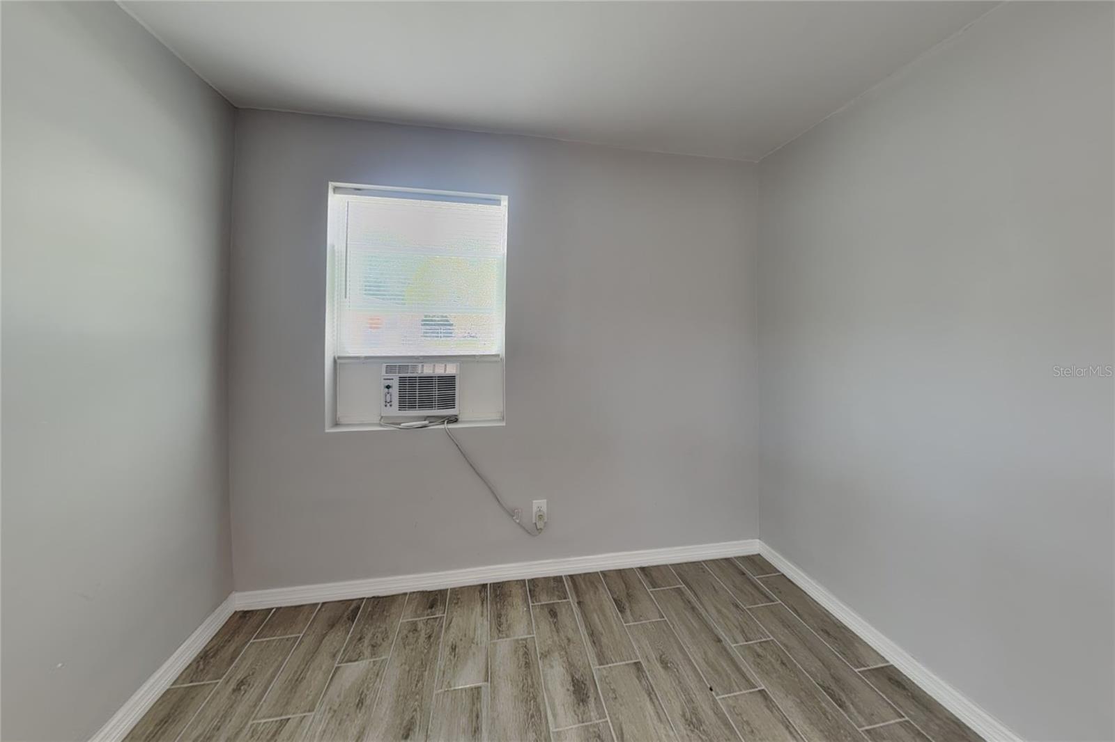 O6445812 Property Photo 11