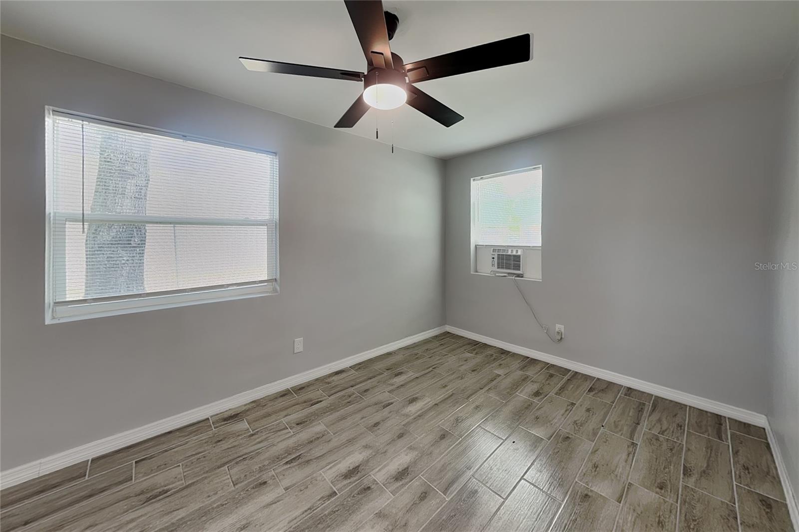O6445812 Property Photo 12