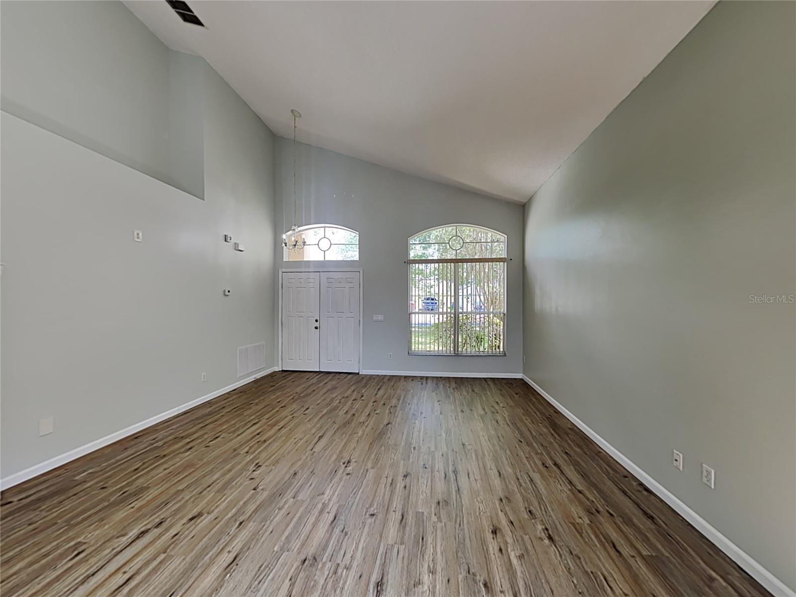 728 Hardwood Cir Property Photo 2