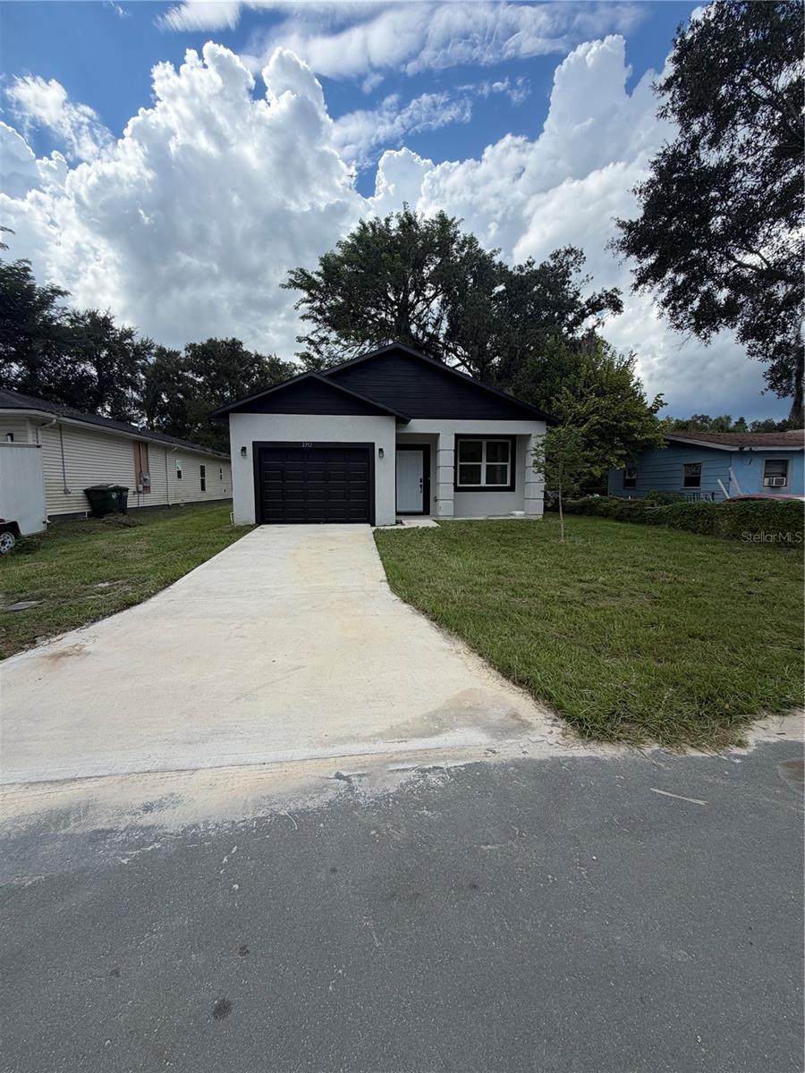 2352 ROSS ST Property Photo 1