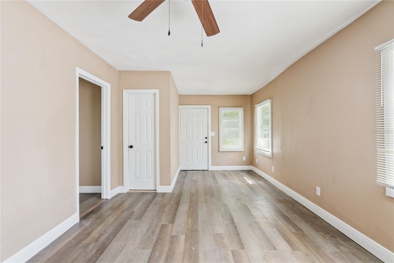 2112 Lee St Property Photo 8