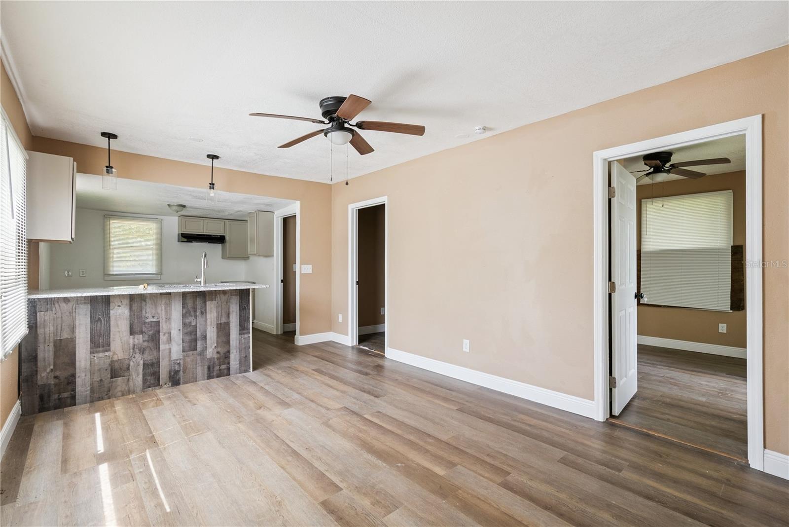 2112 Lee St Property Photo 9